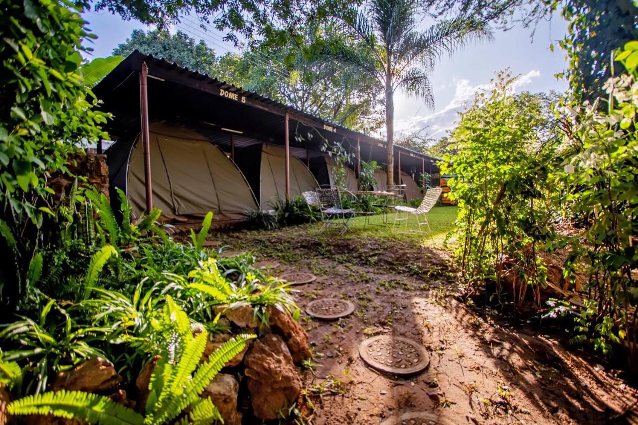Shoestrings Backpackers Lodge Vic Falls Victoriafälle Exterior foto